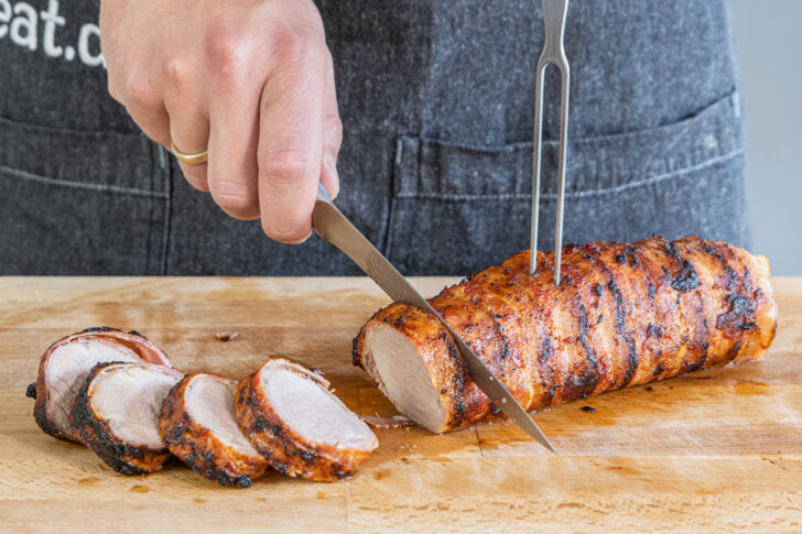 Schweinefilet im Speckmantel grillen und in Scheiben schneiden