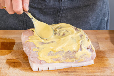 Braten mit Senf einreiben