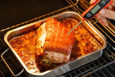 Kerntemperatur im Schweinebraten messen
