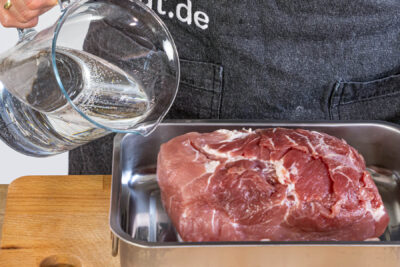 Schwarte in Wasser einlegen und vorkochen