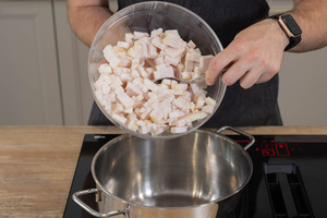 Speckwürfel in einen Topf geben