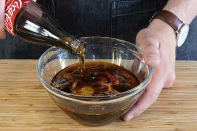 Cola zur Marinade gießen