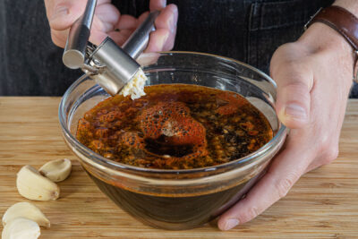 Knoblauch zur Marinade pressen