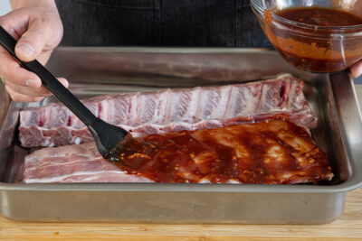 Spareribs mit der Marinade einstreichen