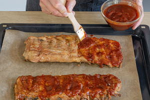 Spareribs erneut mit Marinade einstreichen