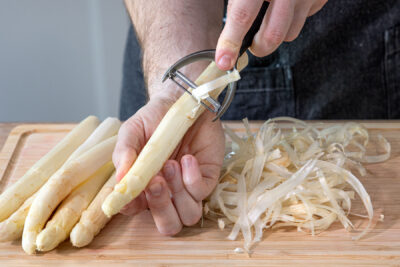 weißen Spargel schälen
