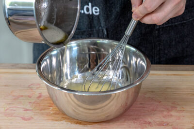 Butter vorsichtig zum Ei geben für Sauce Hollandaise