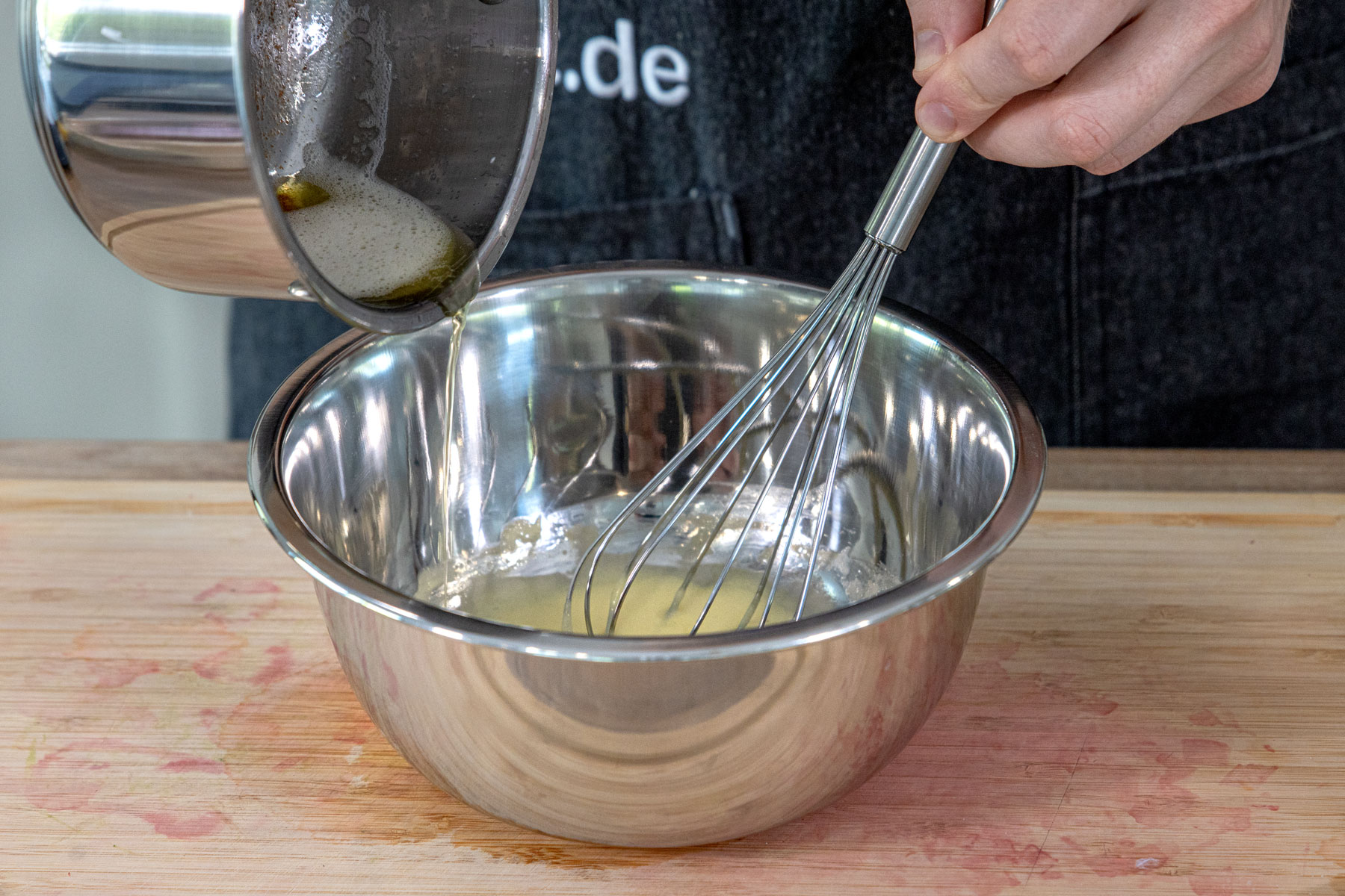 Butter vorsichtig zum Ei geben für Sauce Hollandaise
