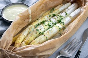 Spargel im Backpapier garen
