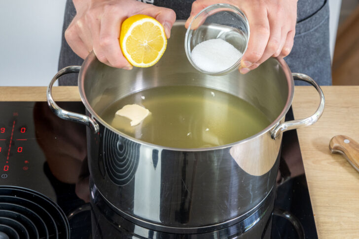 Butter, Zucker, Salz und Zitronensaft mit zum Wasser geben