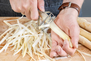 weißen Spargel schälen
