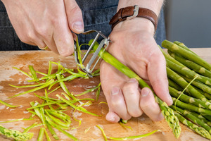 grünen Spargel schälen