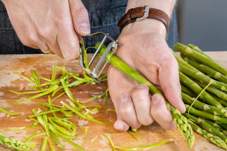 grünen Spargel schälen