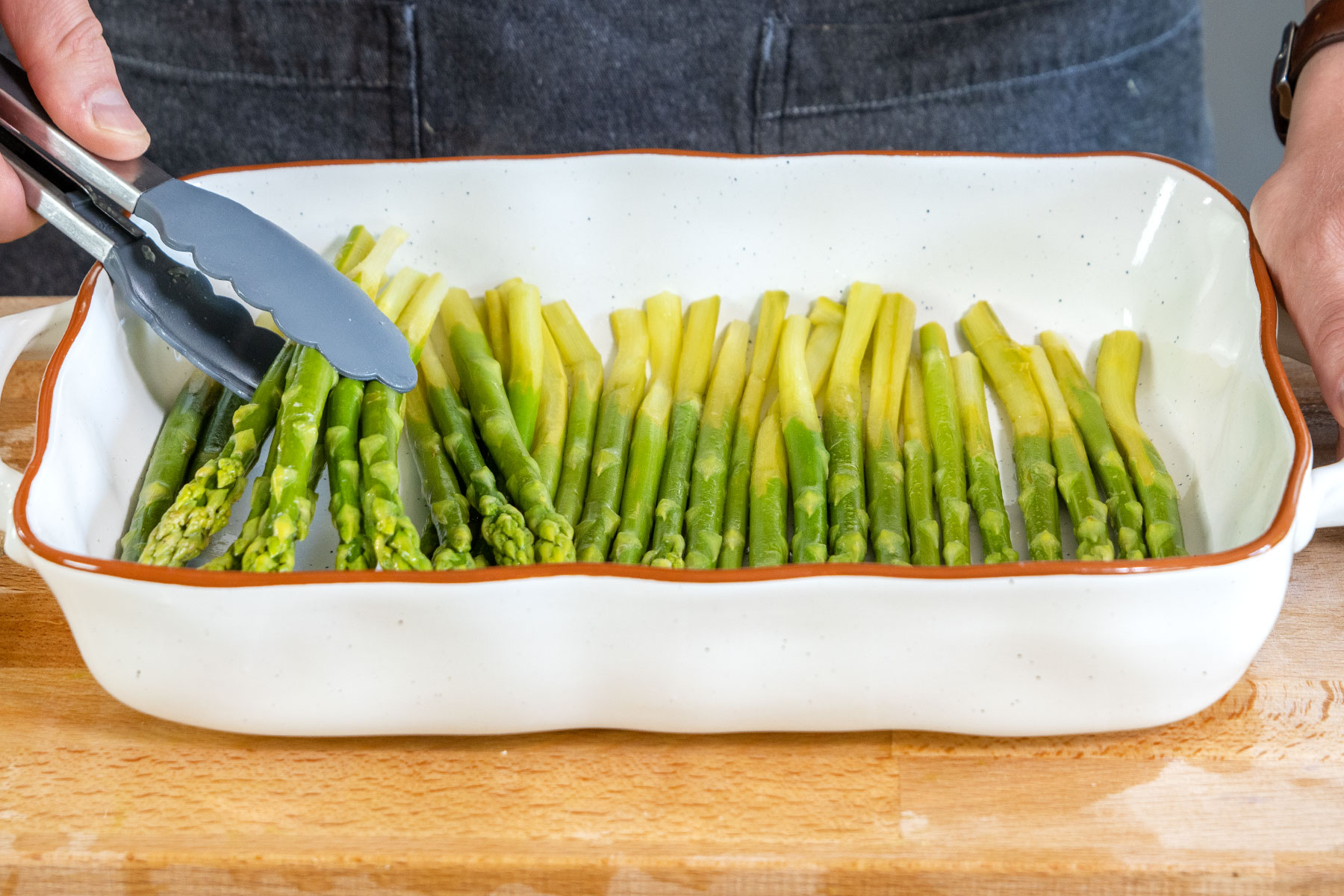 grünen Spargel in die Auflaufform legen