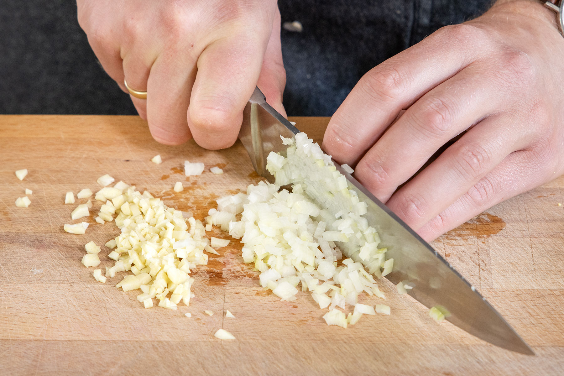 Knoblauch und Zwiebel schneiden