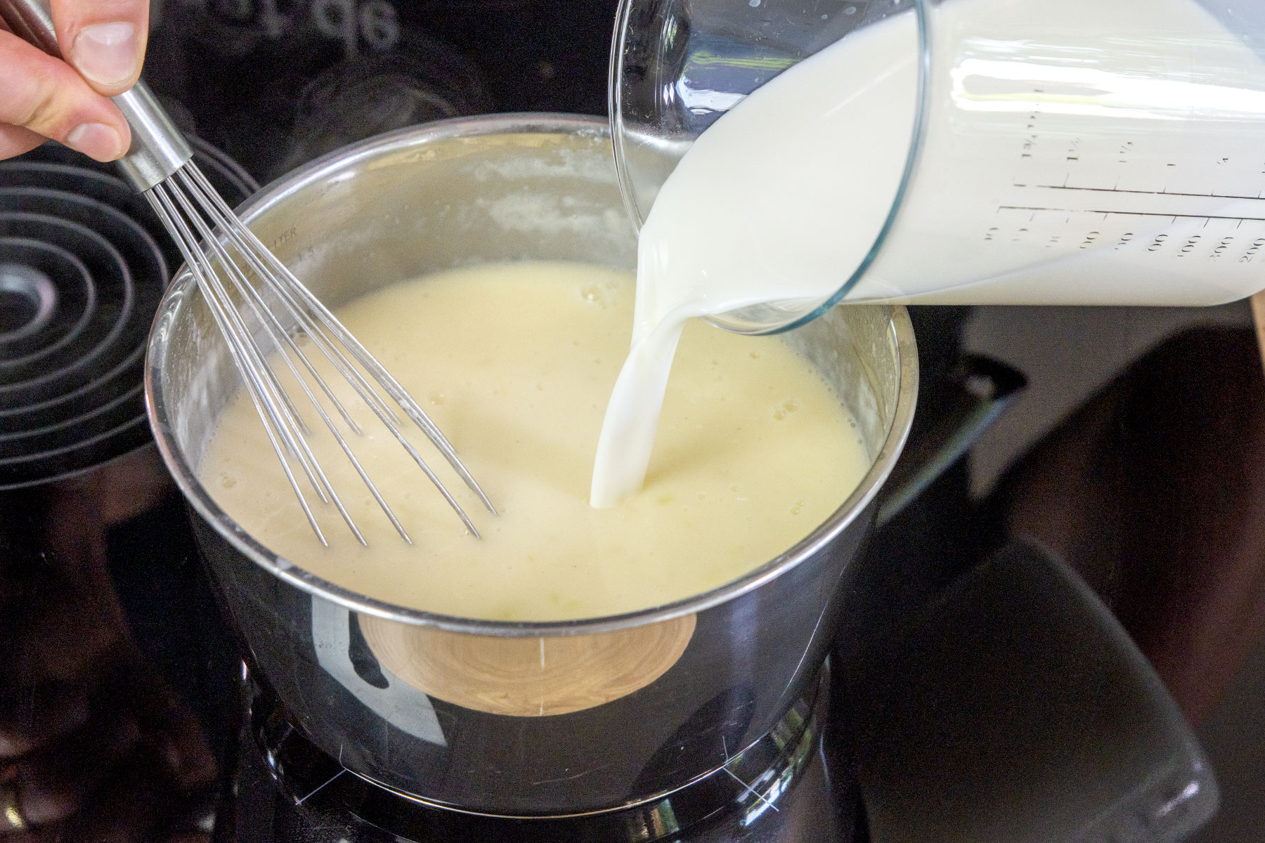 Milch dazugießen