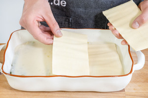 Lasagneblätter auf die Sauce legen