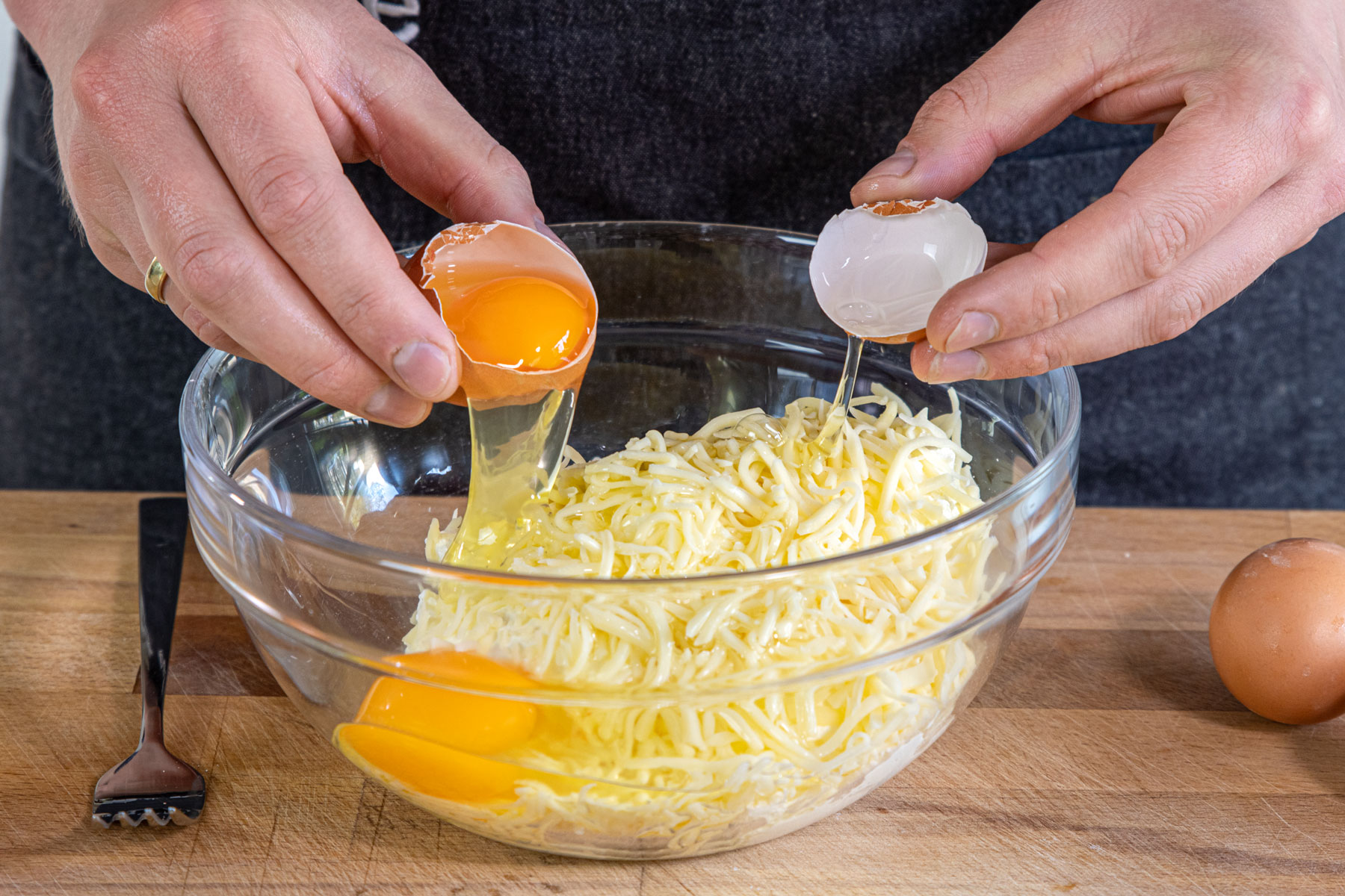 Eier mit Käse und Schmand verrühren