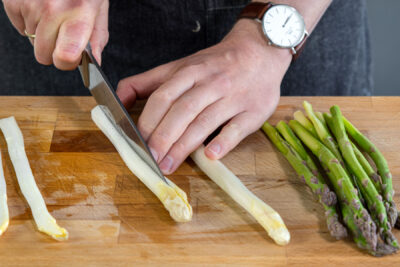 Spargel schälen und halbieren
