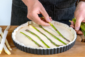 Spargel in die Quiche legen