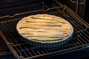 Spargelquiche mit Blätterteig im Ofen
