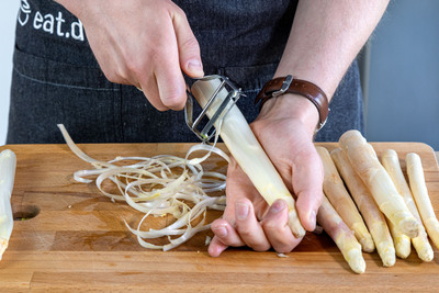 Spargel schälen
