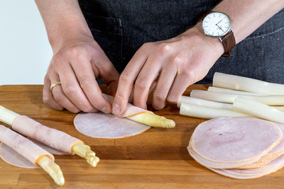 Spargel in Putenbrust wickeln