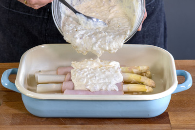 Schmand Creme über die Spargelröllchengeben