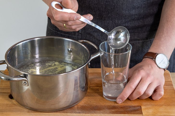 Spargelwasser in Glas geben