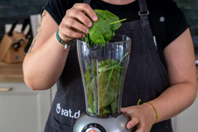 Spinat in Mixer geben