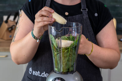 Banane in Mixer geben