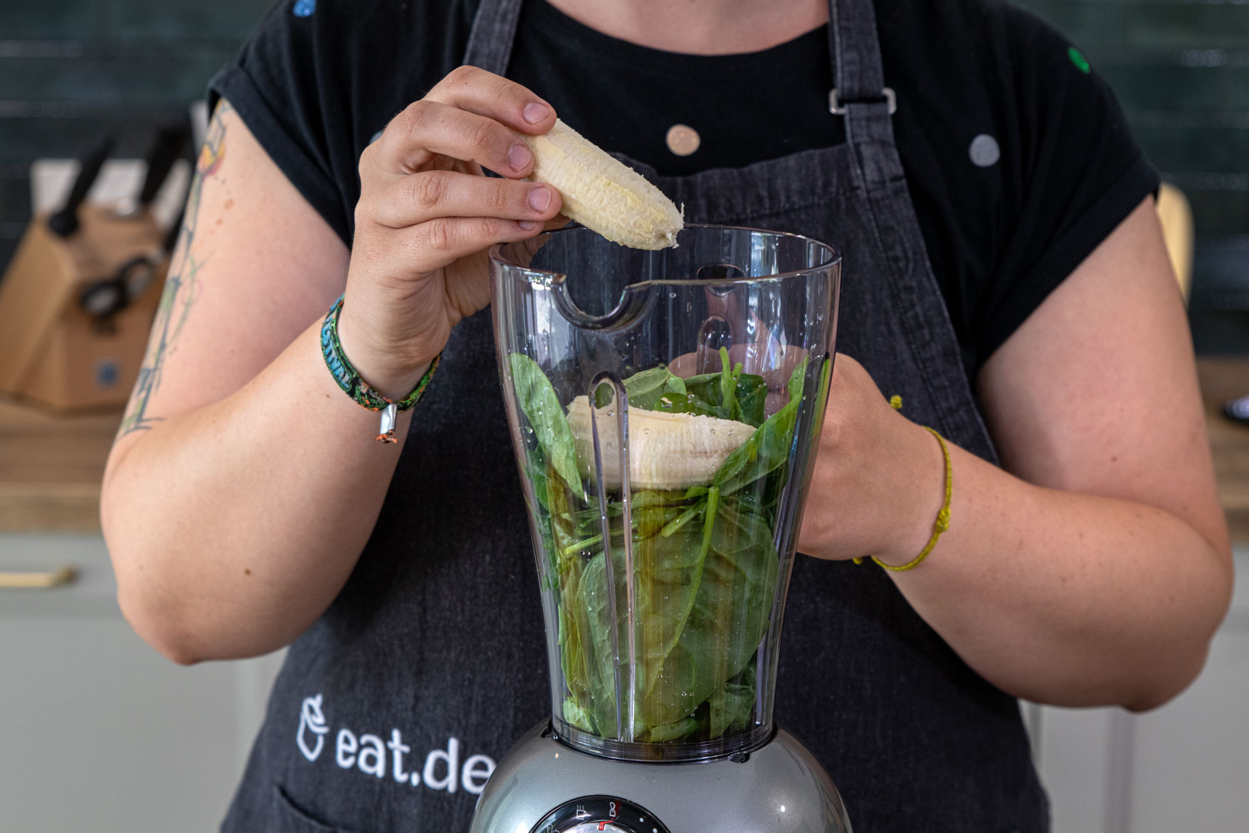 Banane in Mixer geben