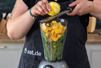 Zitronenschale abreiben