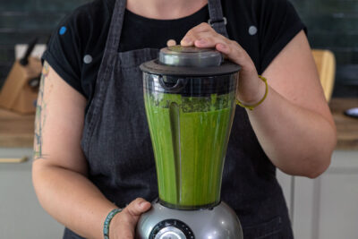 grünen Smoothie mit Spinat mixen