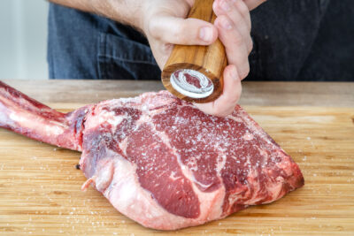 Tomahawk Steak salzen