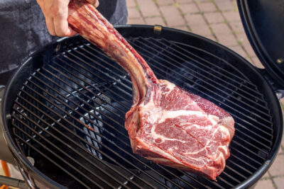 Steak auf den Grill legen