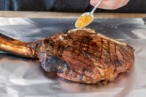 BBQ-Gewürzmischung auf das Tomahawk Steak geben