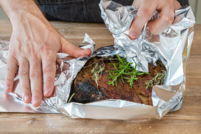Steak in Alufolie packen