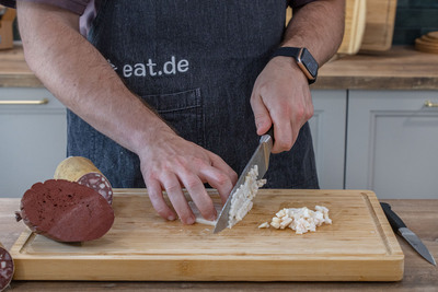 Wurst für tote Oma schneiden