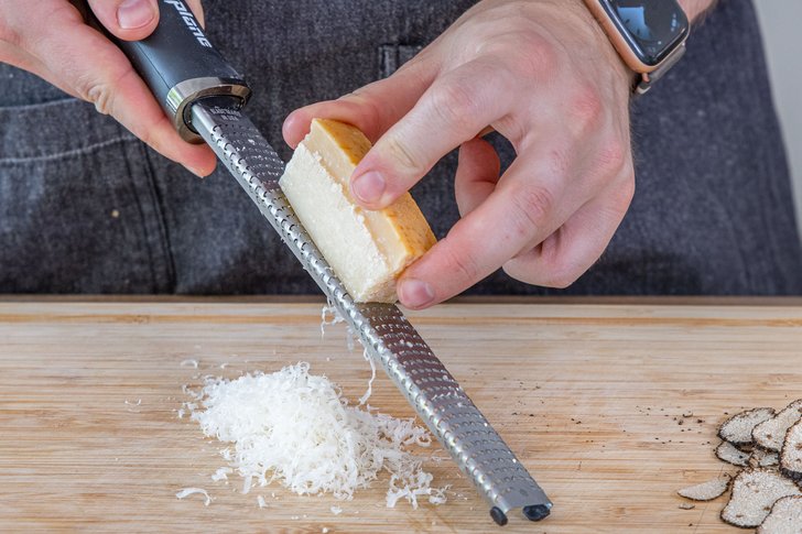 Parmesan reiben
