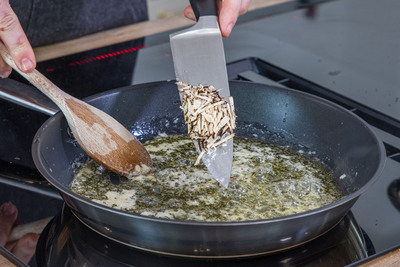 Trüffel in die Pfanne geben