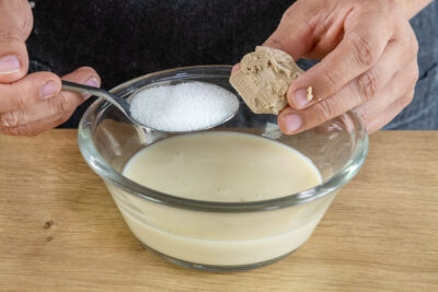Zucker und Hefe in die Hafermilch geben