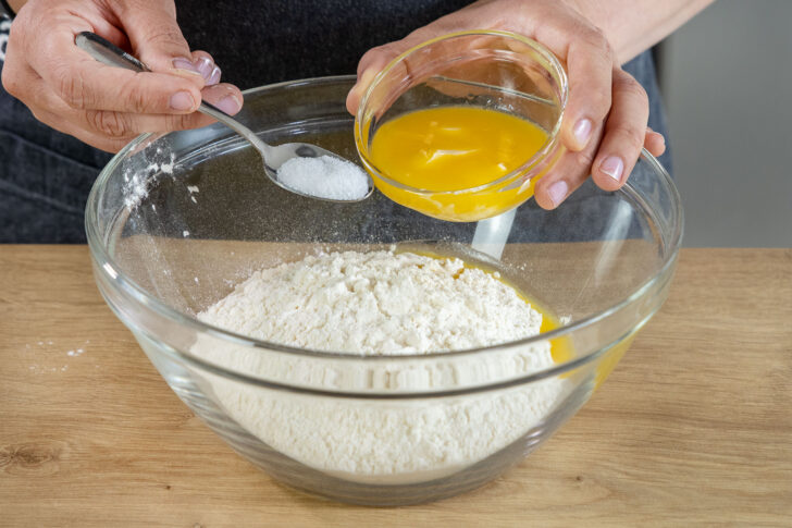 flüssige Butter und Salz zum Mehl geben