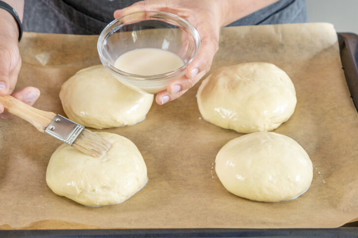 Vegane Burger Buns mit Hafermilch einstreichen