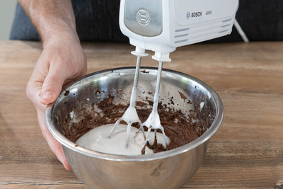 Für die vegane Mousse au Chocolat die Schokolade unterheben