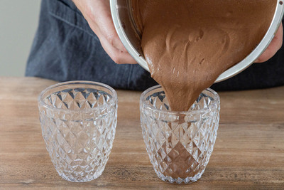 vegane Mousse au Chocolat in Gläser füllen