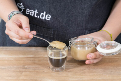 Espresso und Kondensmilch verrühren