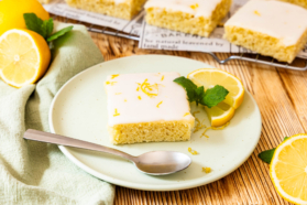 Veganer saftiger Zitronenkuchen vom Blech