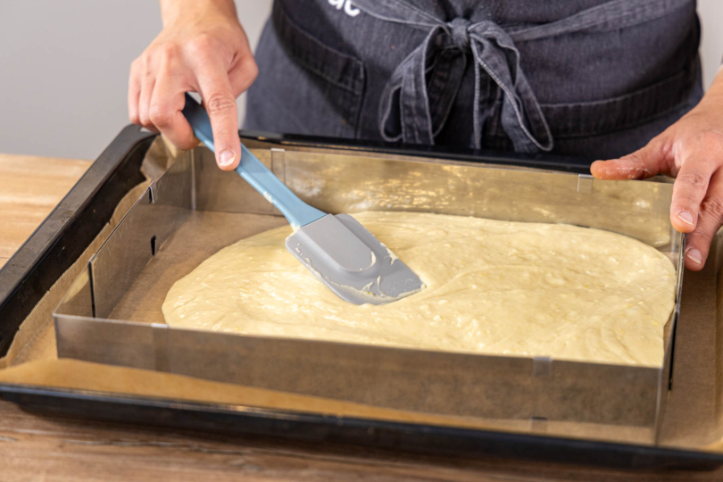 Teig für den Zitronenkuchen auf dem Blech verstreichen