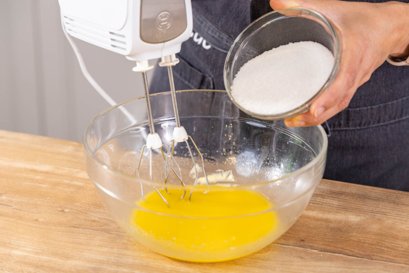 Zucker zur Margarine geben